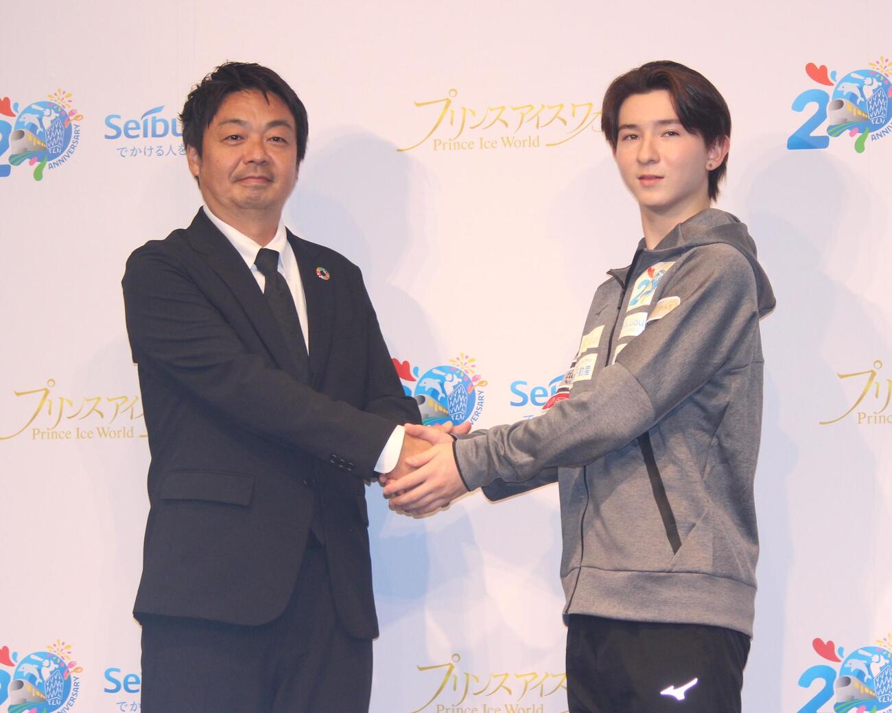 西武グループの中村陽祐氏（左）と握手する中田璃士