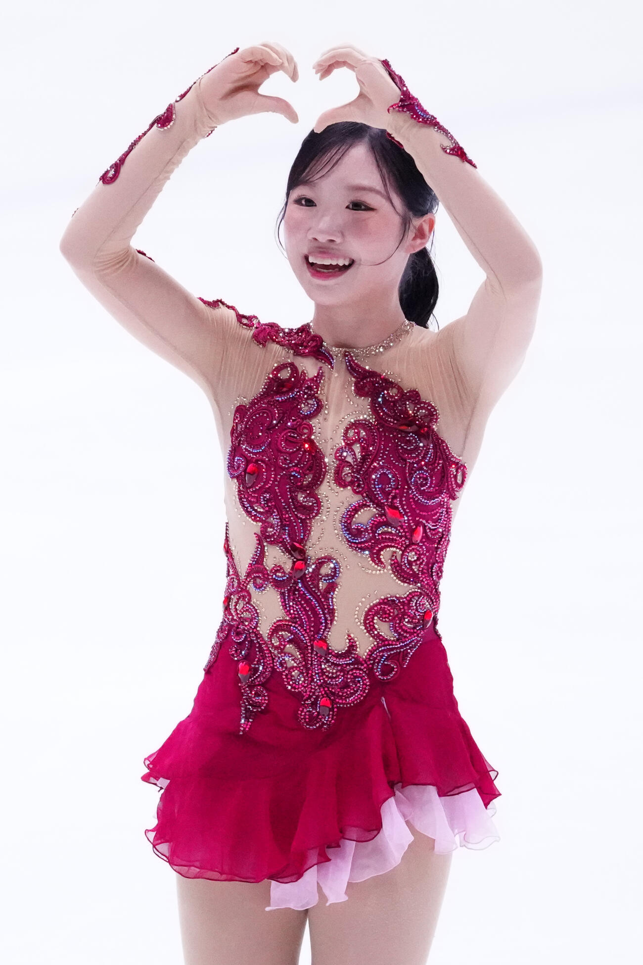 シニア女子SPで演技を終え、ハートマークを見せる中井亜美（撮影・江口和貴）