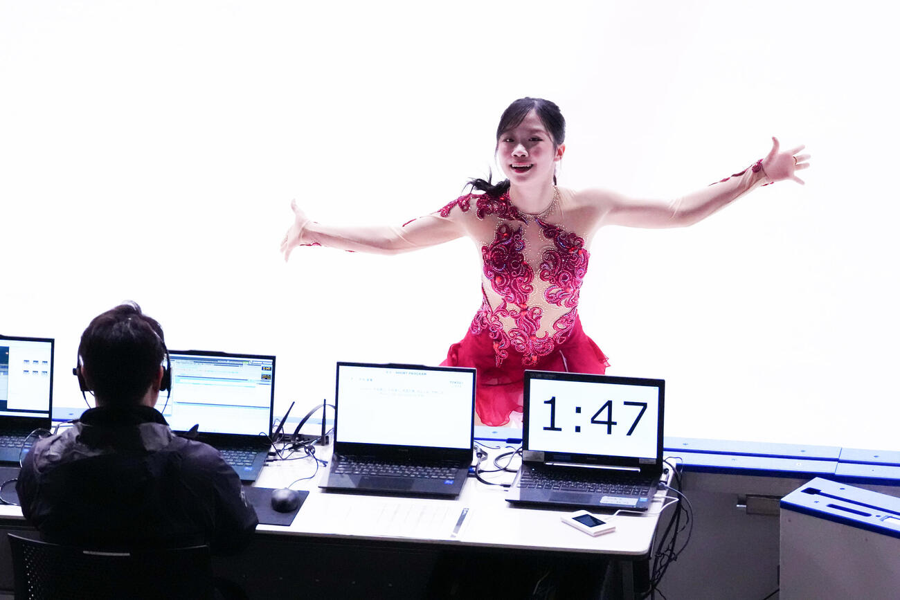 シニア女子SPで演技する中井亜美（撮影・江口和貴）