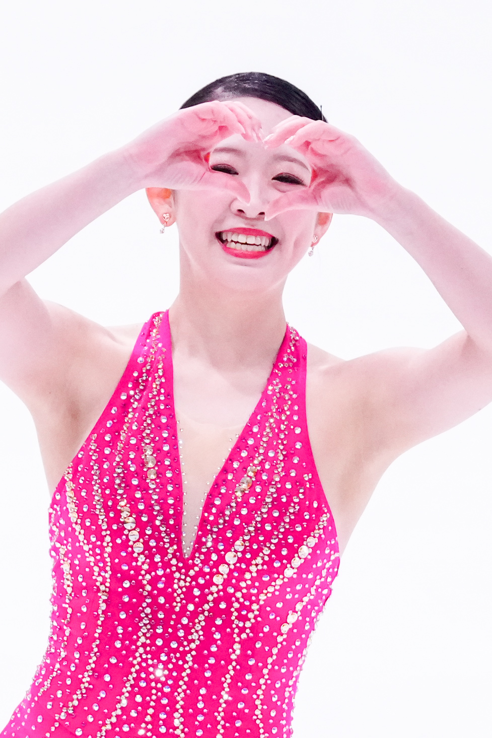 シニア女子SPで演技を終え、ハートマークを見せる青木祐奈（撮影・江口和貴）