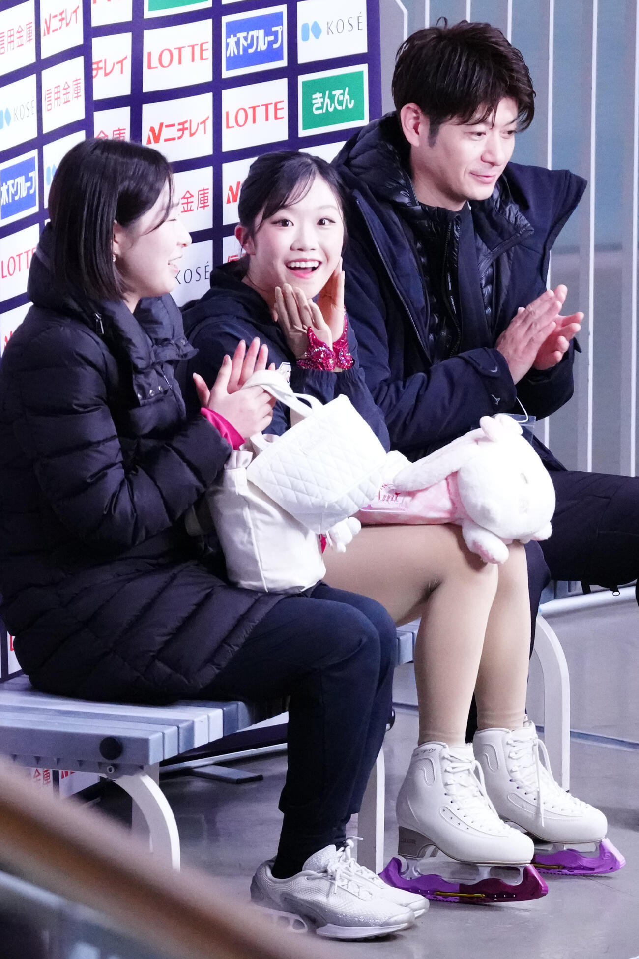 シニア女子SPで演技を終え、キス・アンド・クライで得点に驚く中井亜美（中央）（撮影・江口和貴）