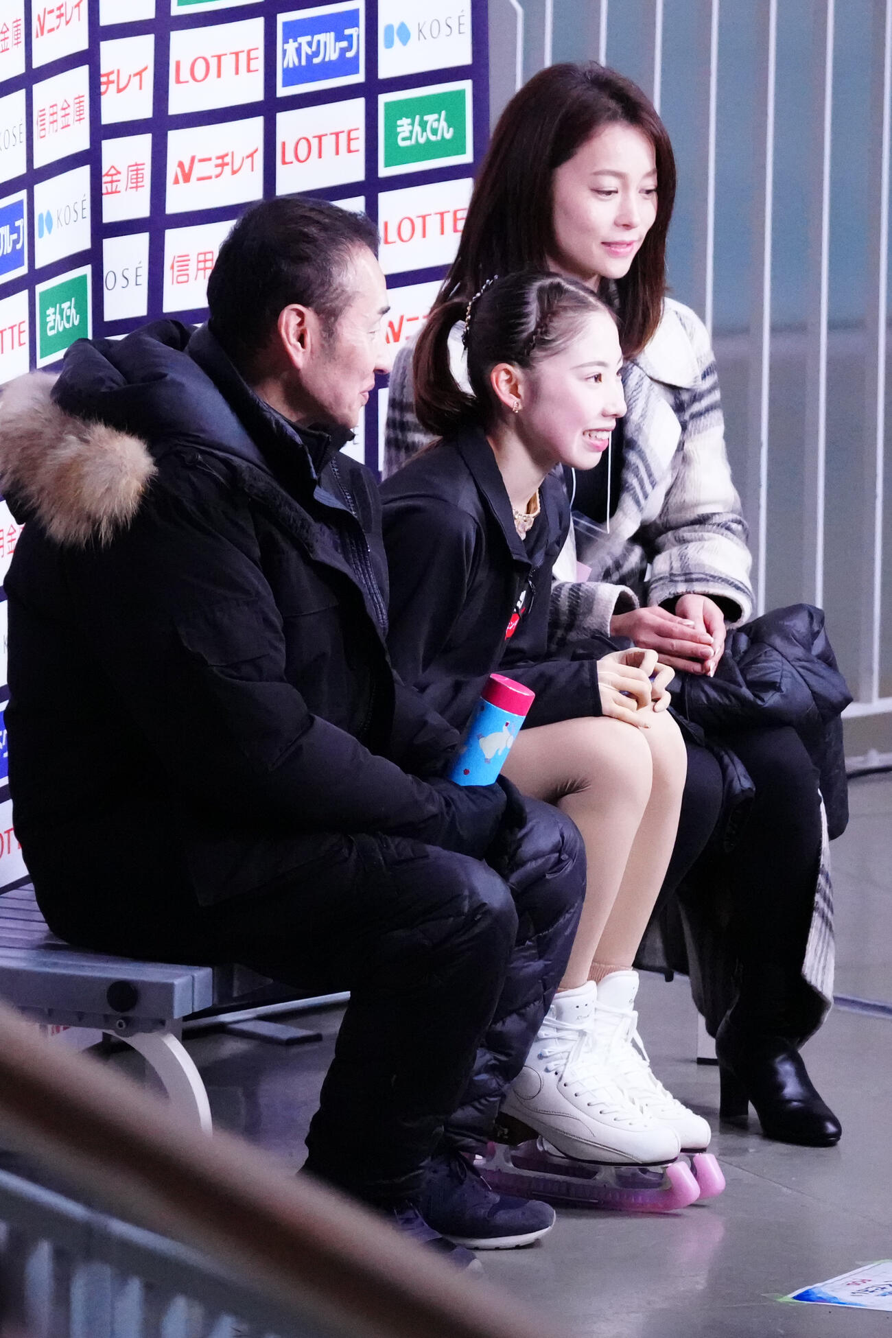 シニア女子SPで演技を終え、キス・アンド・クライで得点を確認する住吉りをん（中央）（撮影・江口和貴）
