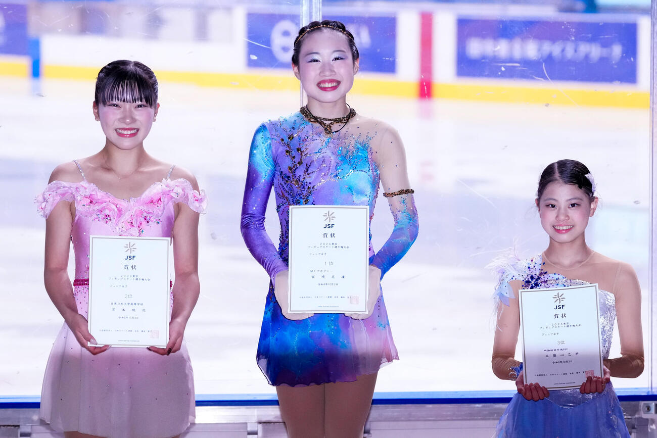 ジュニア女子で優勝した宮崎花凜（中央）。左は2位の宮本琉花、右は3位の五箇心乙祈（撮影・江口和貴）