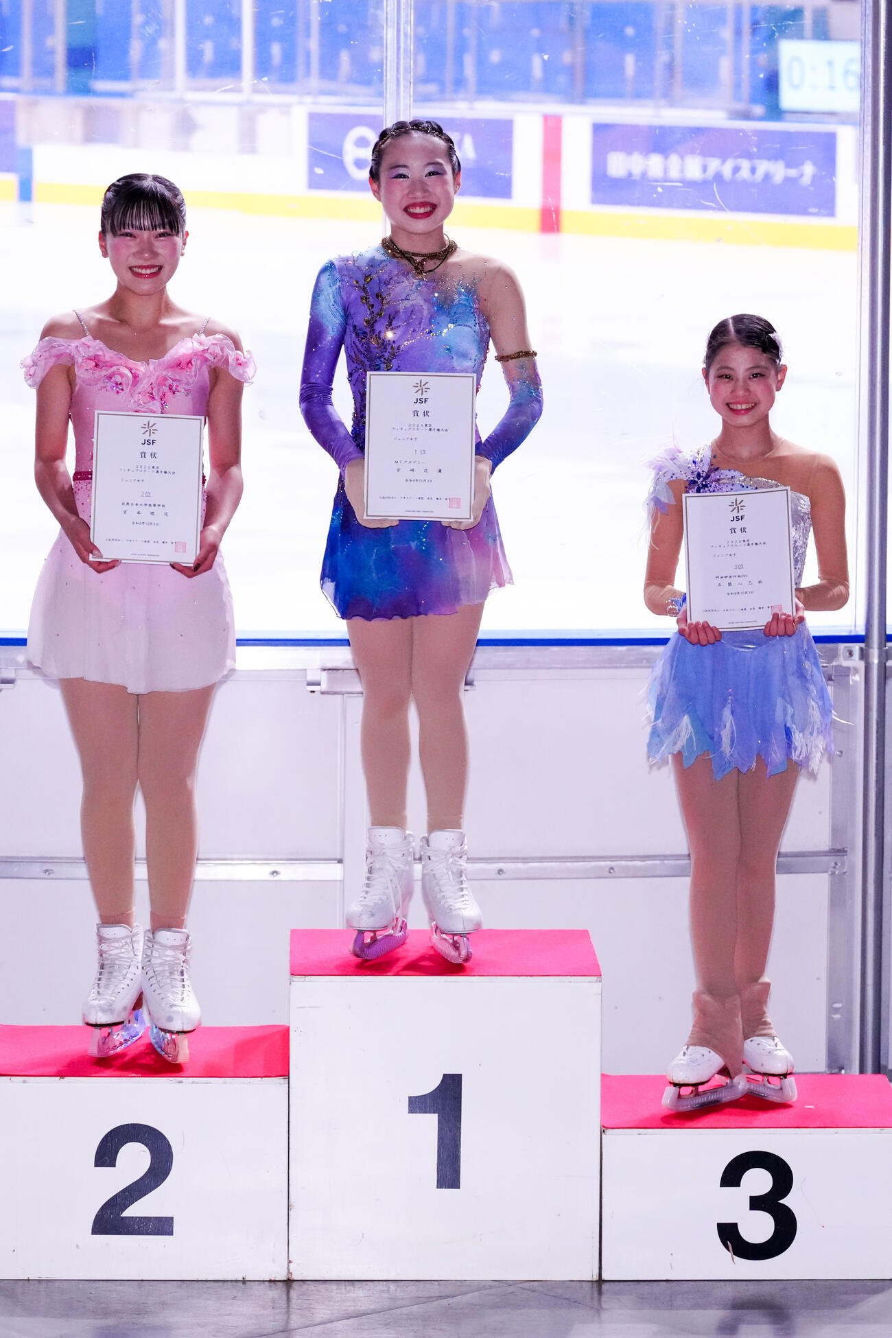 ジュニア女子で優勝した宮崎花凜（中央）。左は2位の宮本琉花、右は3位の五箇心乙祈（撮影・江口和貴）