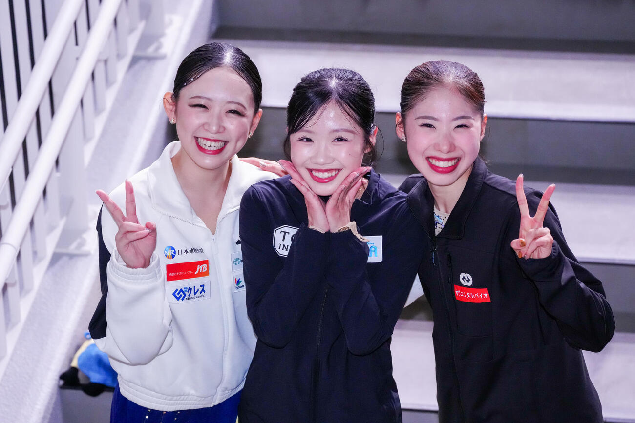 シニア女子表彰式前、写真に納まる優勝の中井亜美（中央）ら。左は2位の青木祐奈、右は3位の住吉りをん（撮影・江口和貴）