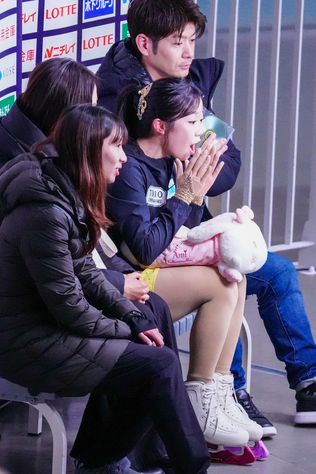 シニア女子フリーに臨む演技を終え、キス・アンド・クライで得点に驚く中井亜美（撮影・江口和貴）