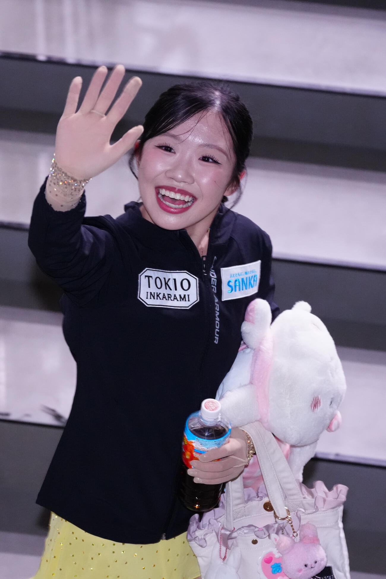 シニア女子の表彰式前、ファンに手を振る中井亜美（撮影・江口和貴）