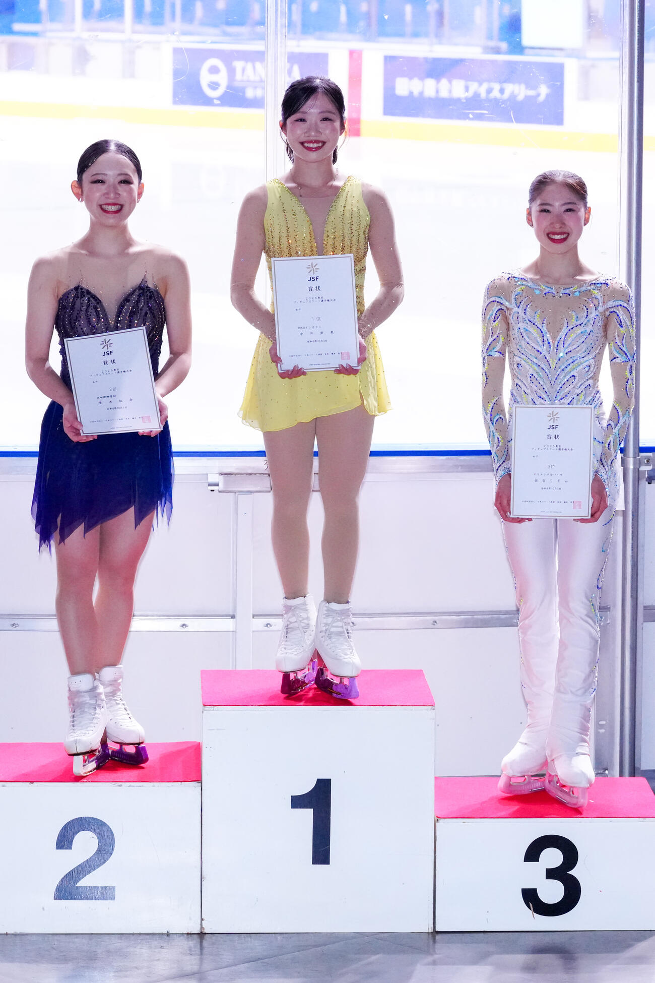 シニア女子の表彰式に臨む優勝の中井亜美（中央）ら。左は2位の青木祐奈、右は3位の住吉りをん（撮影・江口和貴）