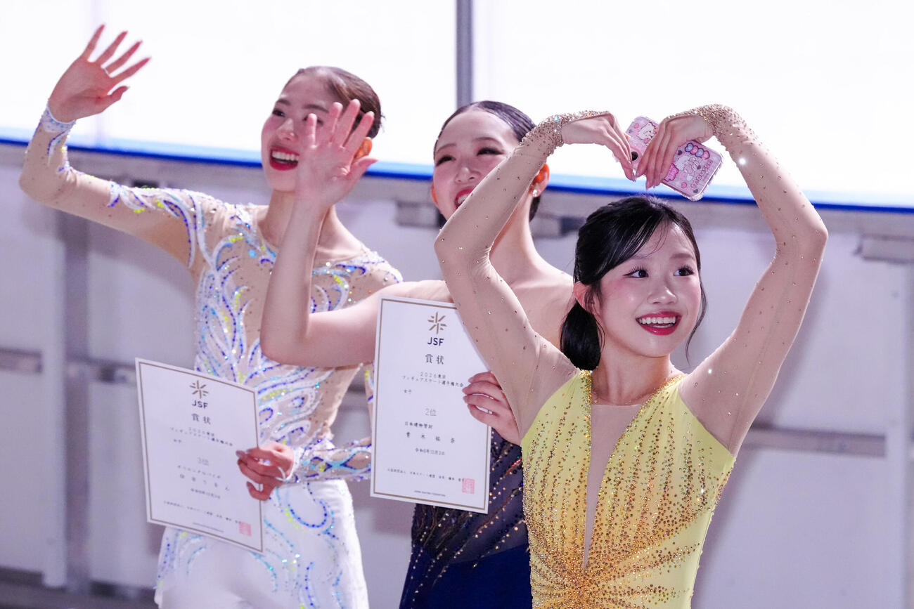 シニア女子の表彰式後、ハートマークを見せる中井亜美（右）（撮影・江口和貴）