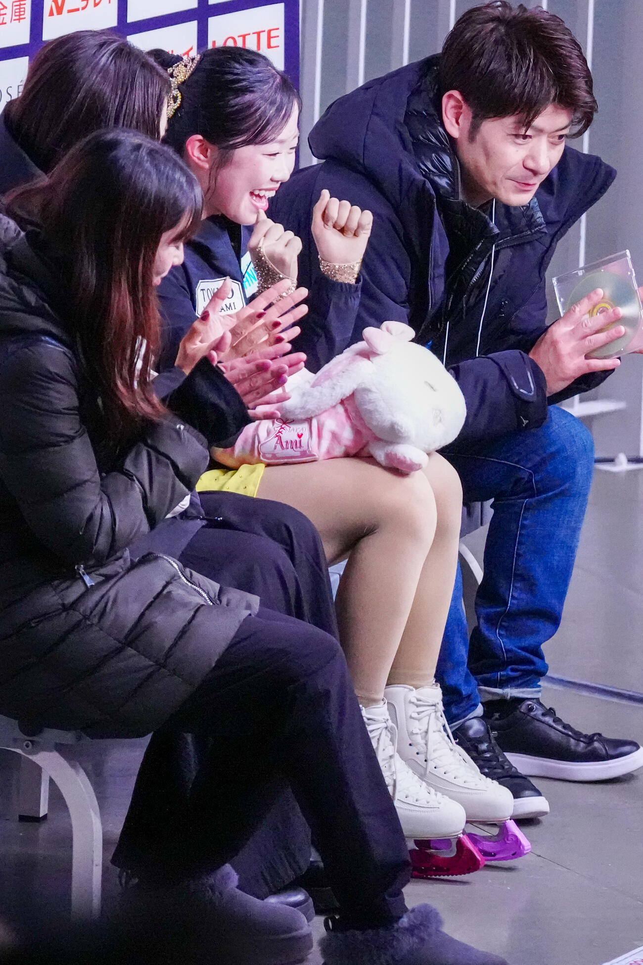 シニア女子フリーに臨む演技を終え、キス・アンド・クライで得点に喜ぶ中井亜美（撮影・江口和貴）