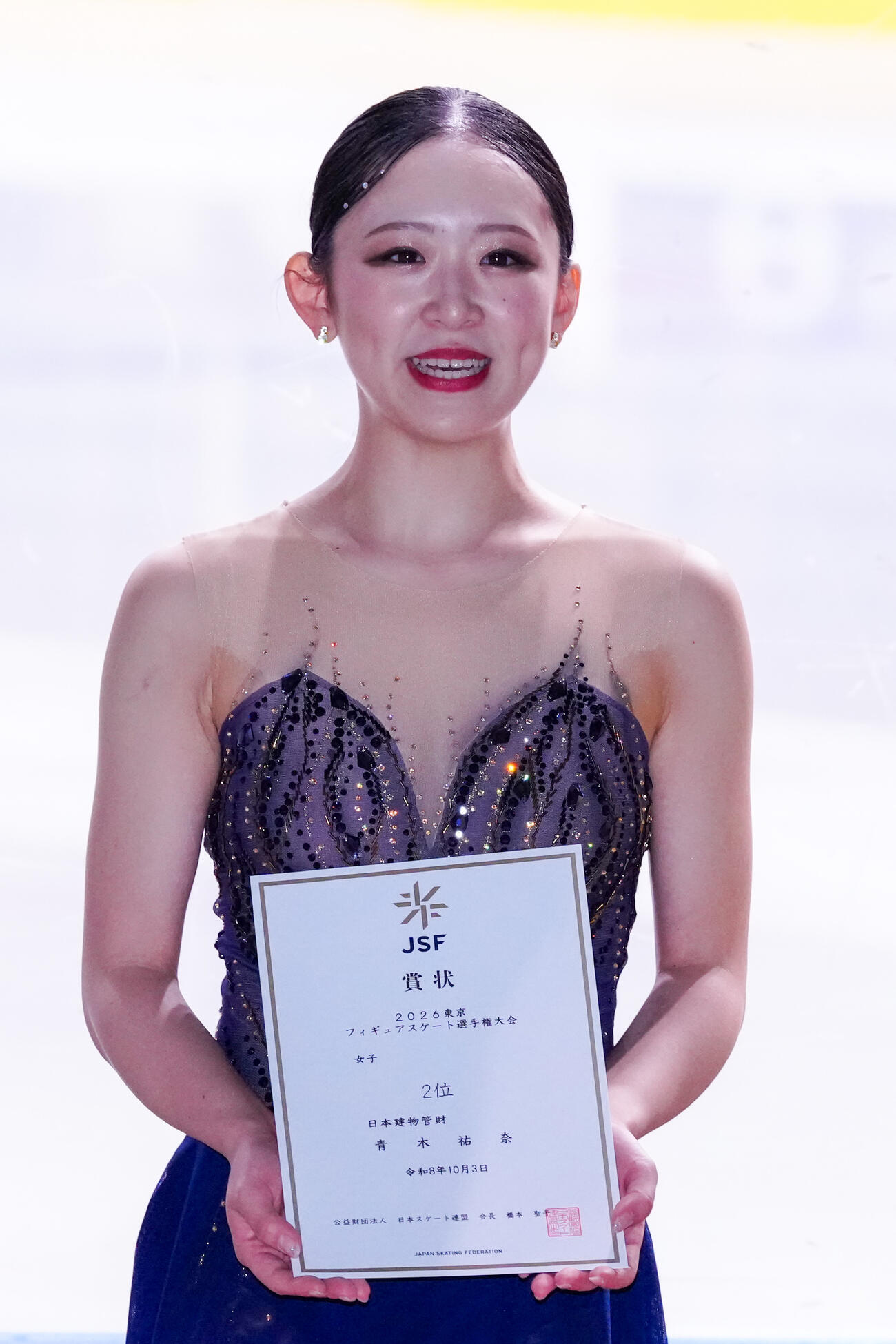 シニア女子の表彰式に臨む2位の青木祐奈（撮影・江口和貴）