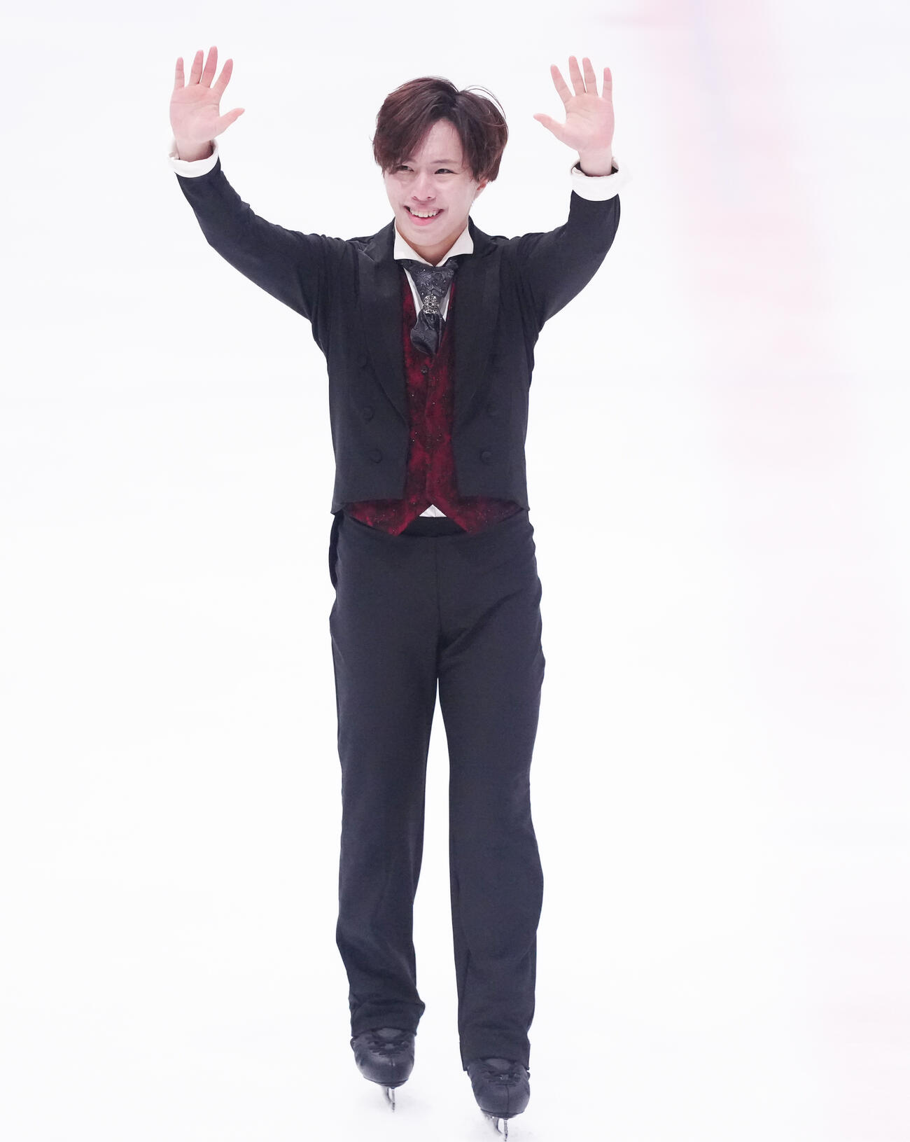 男子フリー　演技を終え声援に応える三浦佳生（撮影・鈴木みどり）