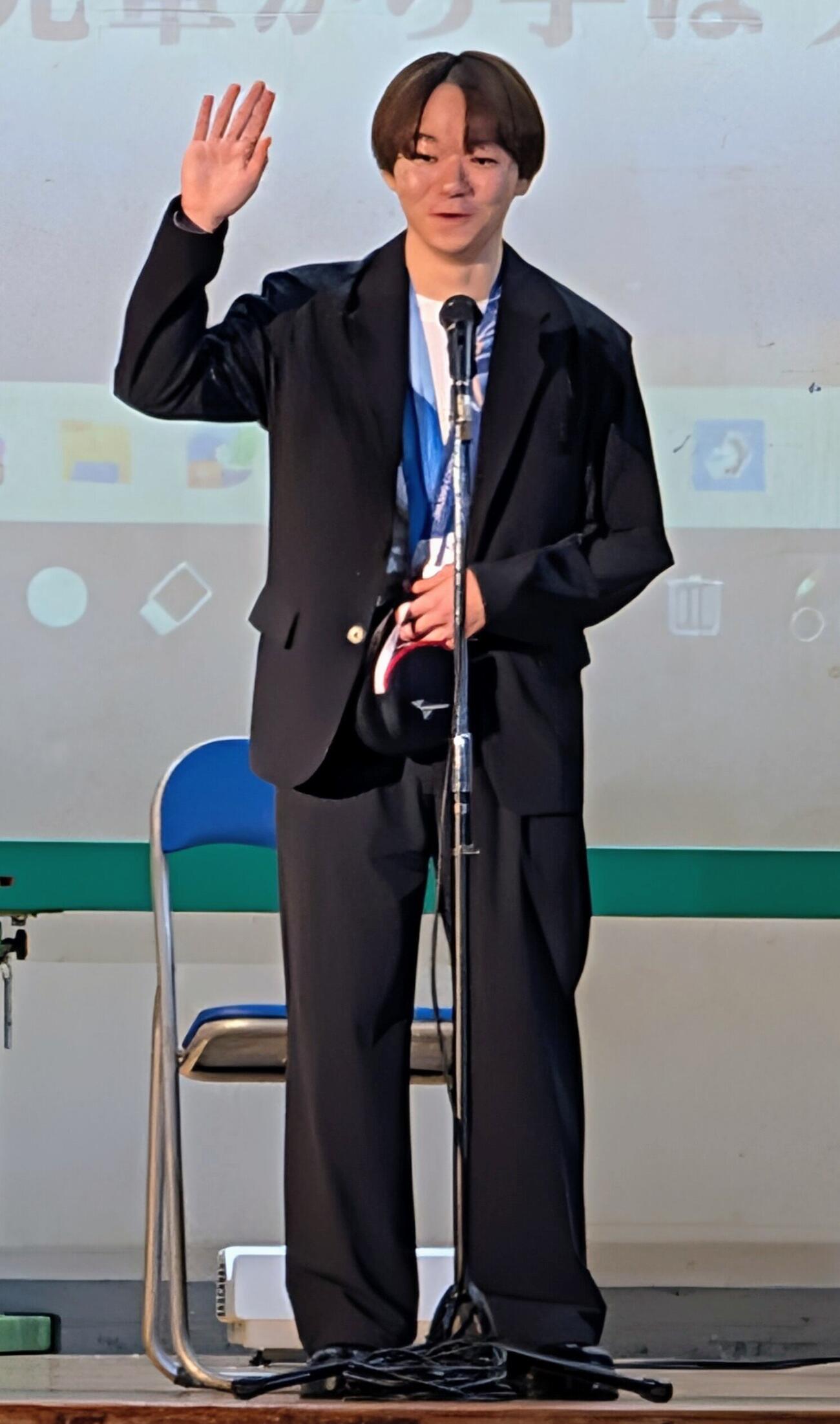 母校の神奈川・六角橋中学校の文化祭にサプライズ登場した鍵山優真（撮影・栗林真菜）