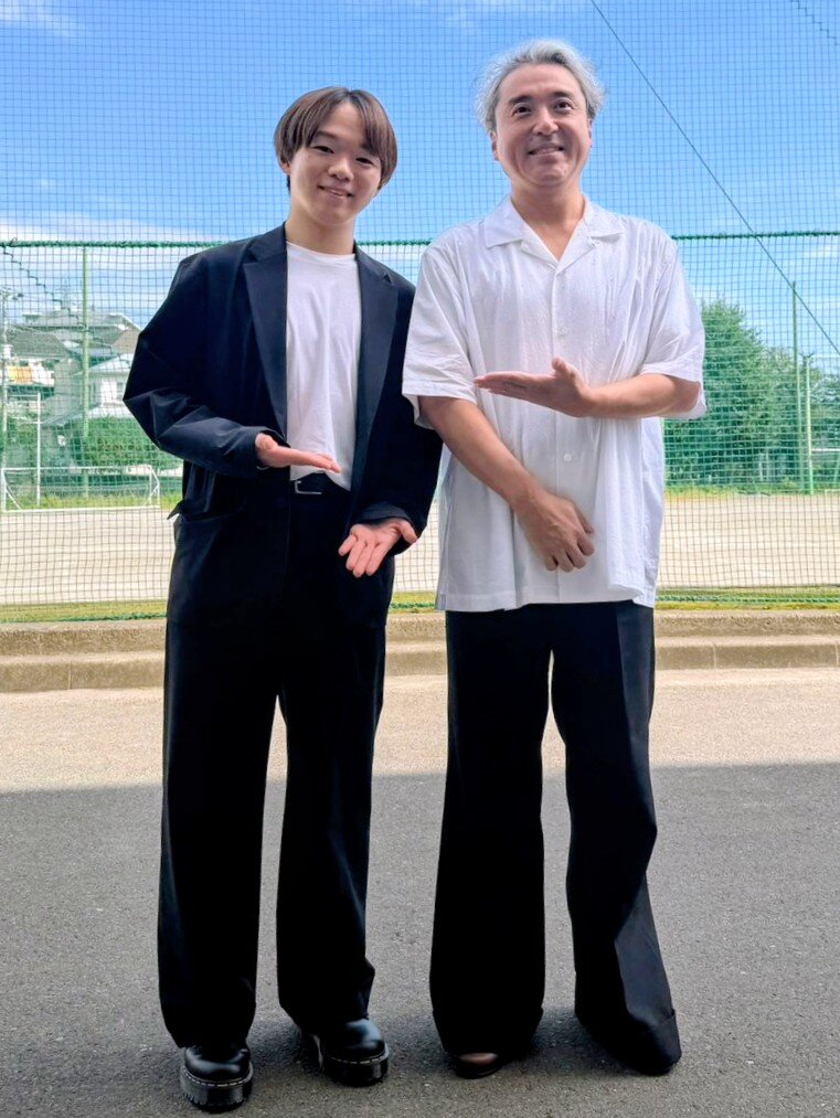 母校の神奈川・六角橋中学校でサプライズ登場し、笑顔で記念撮影をする鍵山優真（左）とムロツヨシ（提供写真）