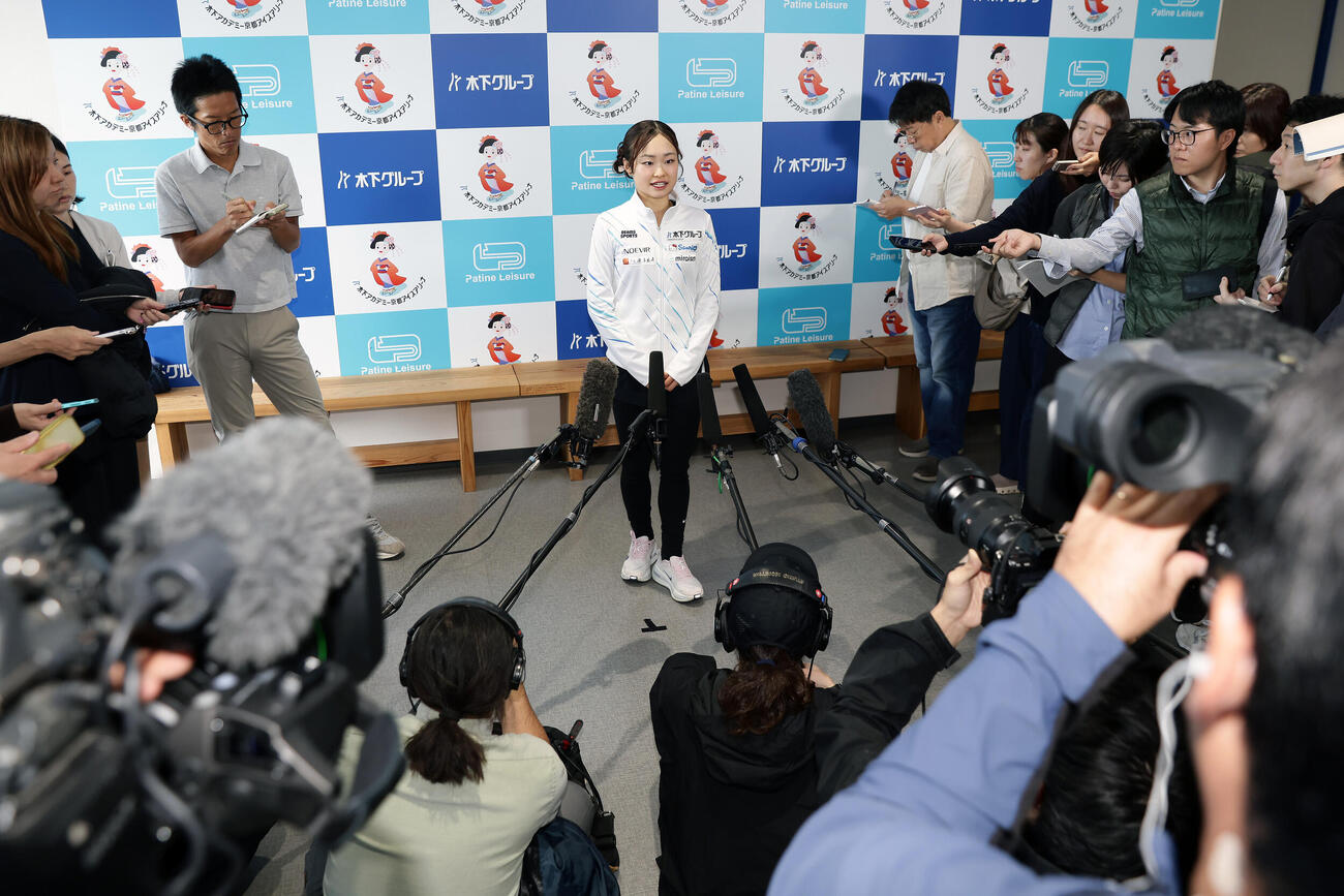 公開練習を終え取材に応じる島田麻央（中央）（撮影・前田充）