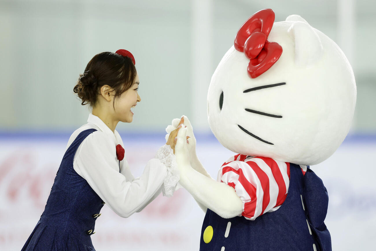 フォトセッションを行った島田麻央とハローキティ（撮影・前田充）