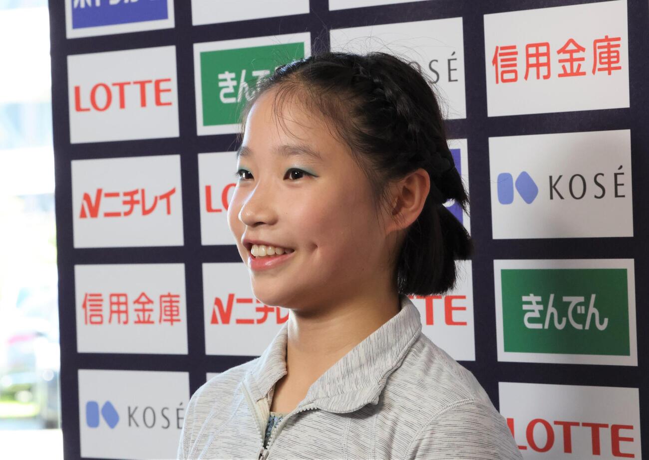近畿選手権ジュニア女子SP　取材で笑顔を見せる松浪ひかり（撮影・藤塚大輔）