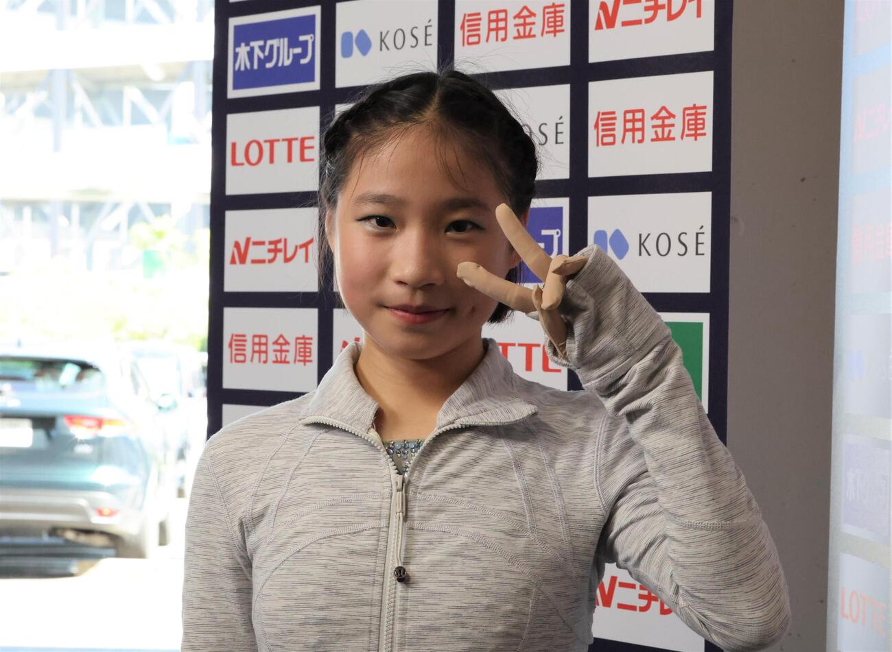 近畿選手権ジュニア女子SP　取材後にピースサインをする松浪ひかり（撮影・藤塚大輔）