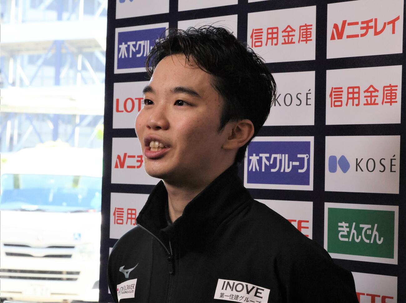 近畿選手権男子SP　演技後に取材に応じる友野一希（撮影・藤塚大輔）