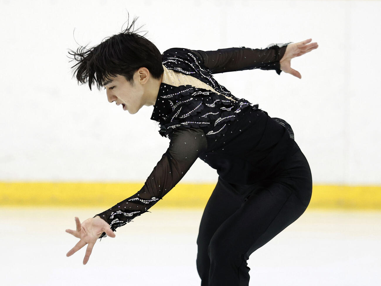 男子SP　演技する中村俊介＝尼崎スポーツの森(共同)
