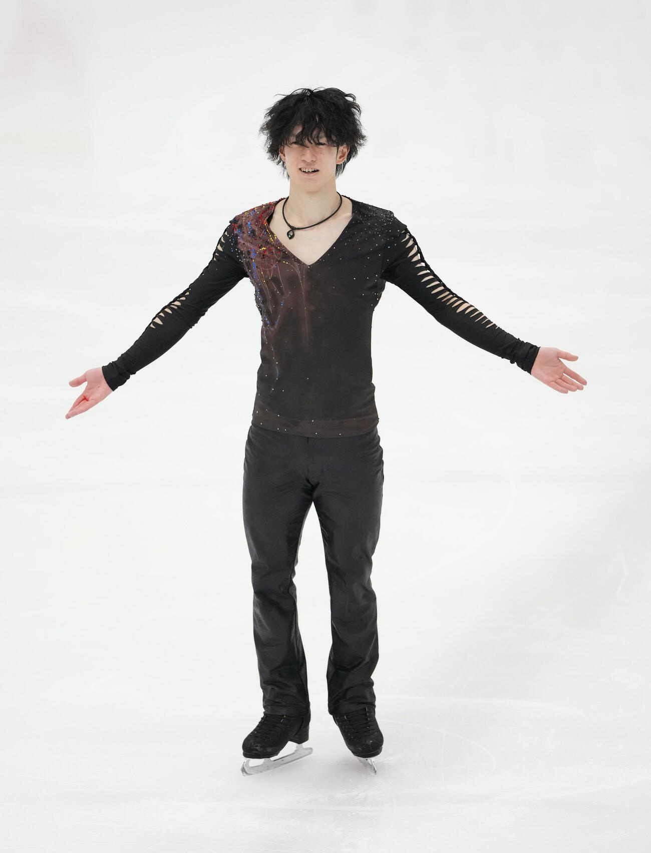 シニア男子ショートプログラム　演技を終え声援に応える山本草太（撮影・森本幸一）