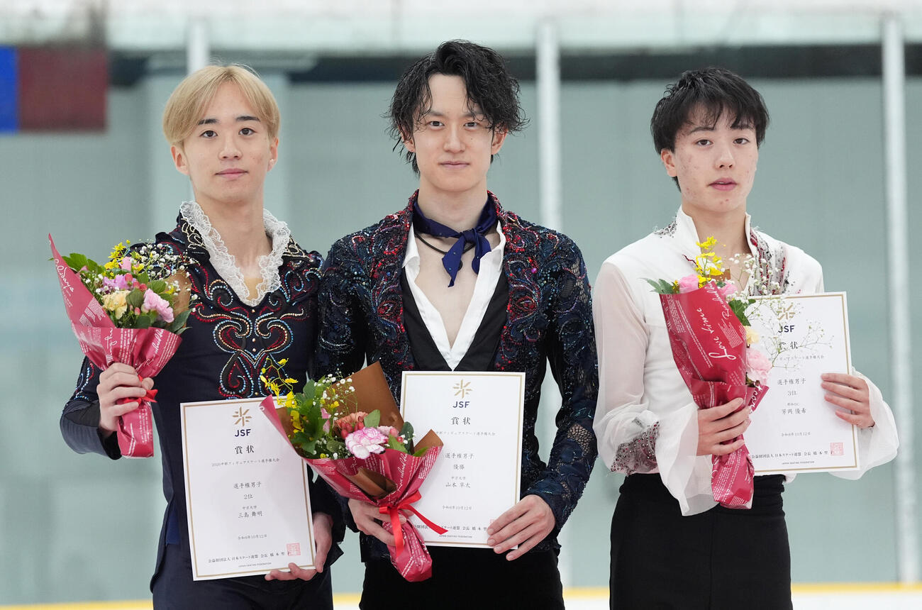 表彰台に立つシニア男子左から2位の三島舞明、1位の山本草太、3位の芳岡優希（撮影・森本幸一）