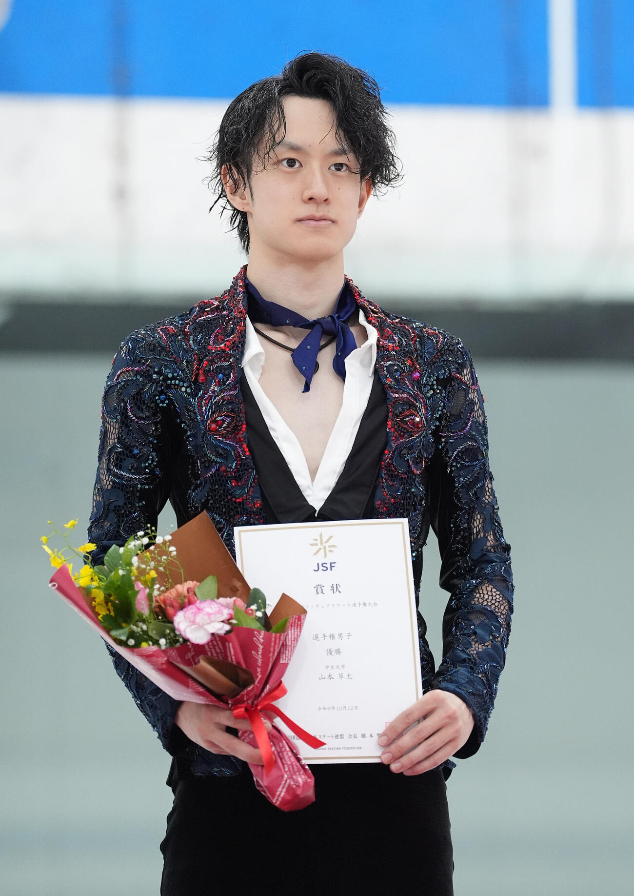 表彰台に立つシニア男子左から1位の山本草太（撮影・森本幸一）