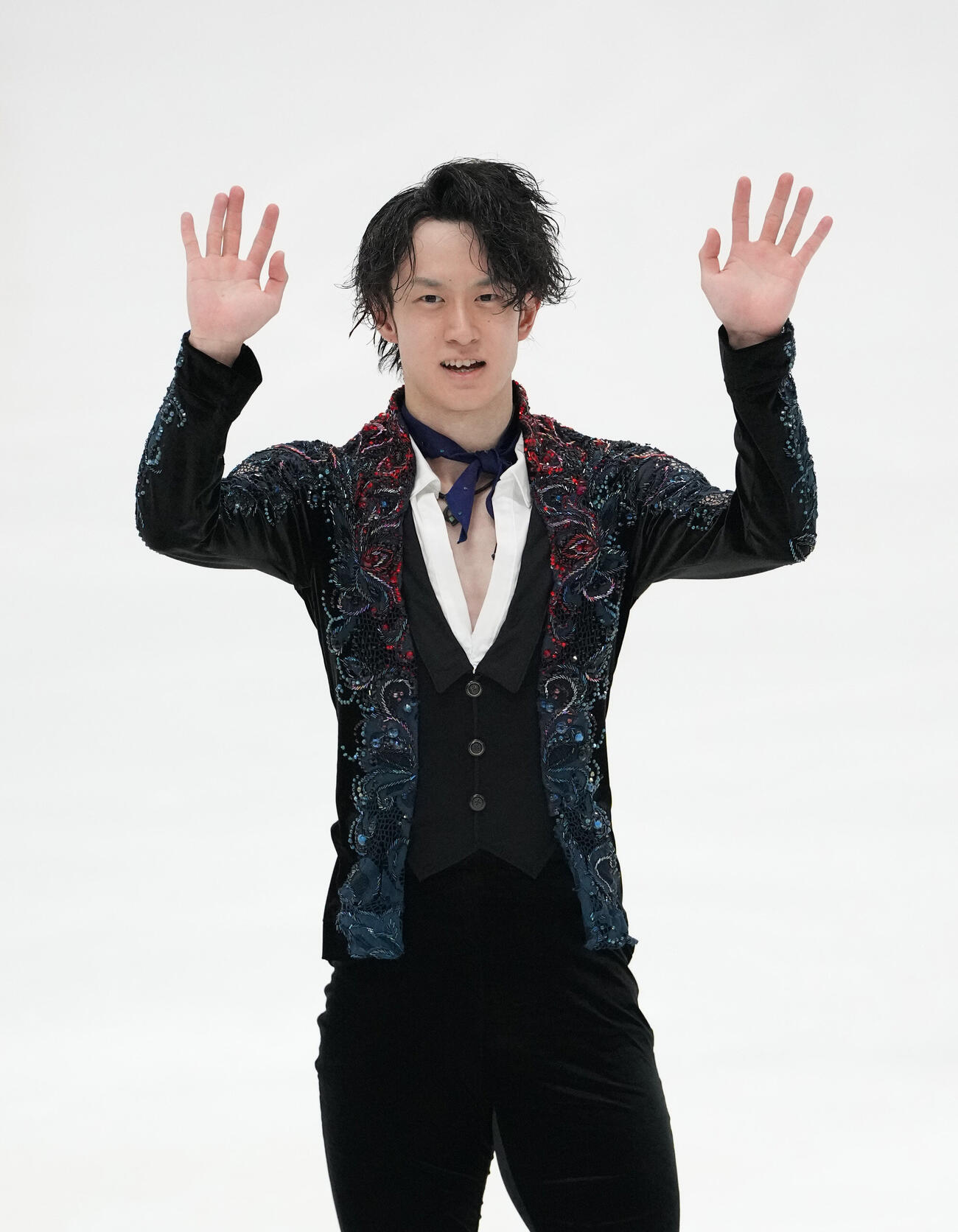 シニア男子フリー　演技を終え観客の声援に応える山本草太（撮影・森本幸一）
