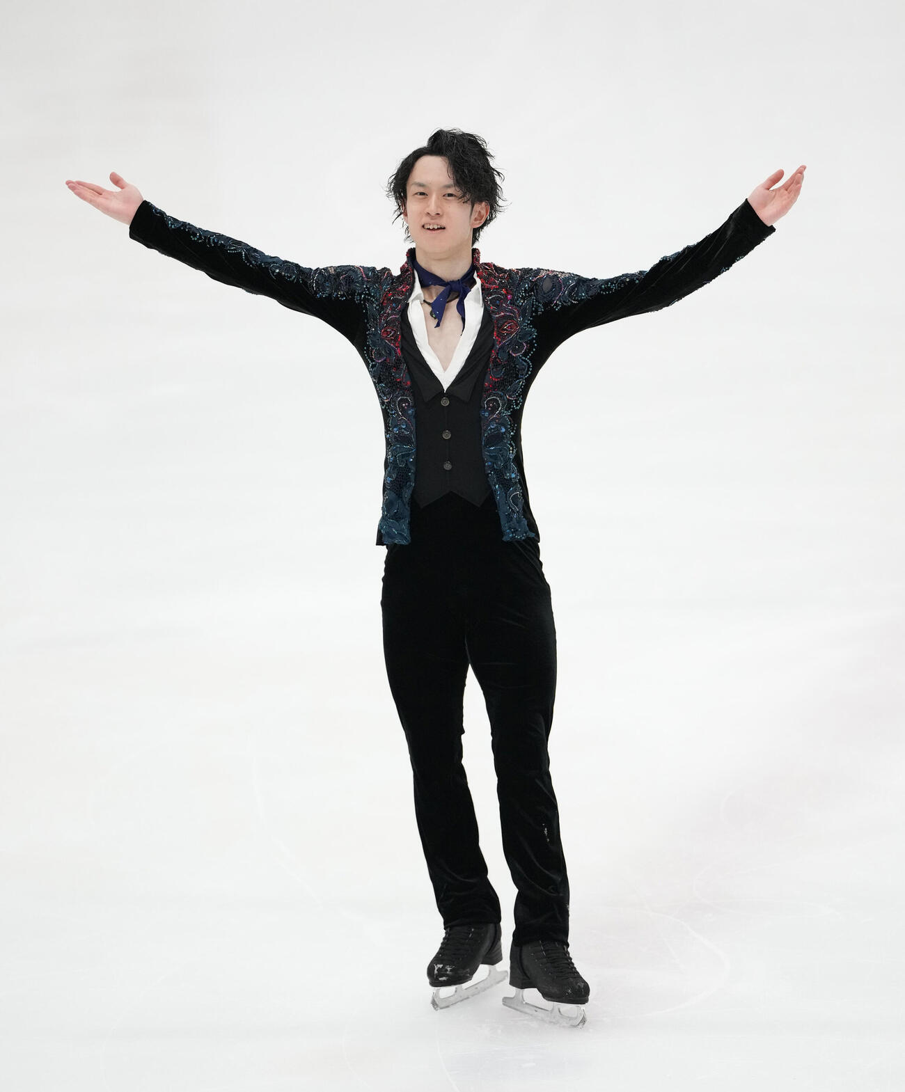 シニア男子フリー　演技を終え観客の声援に応える山本草太（撮影・森本幸一）