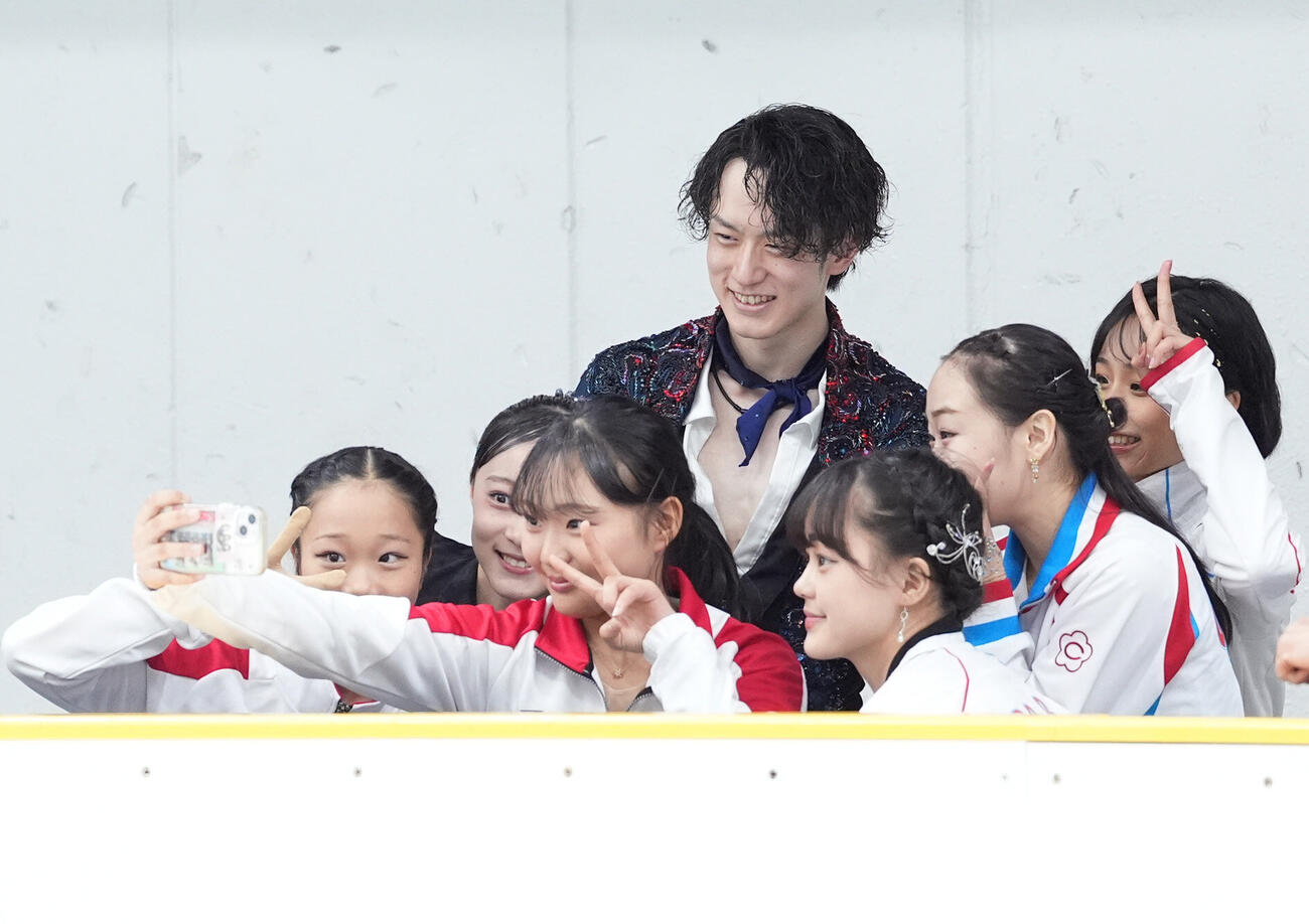 シニア男子フリー　山本草太（中央）は和田薫子らと記念撮影に納まる（撮影・森本幸一）