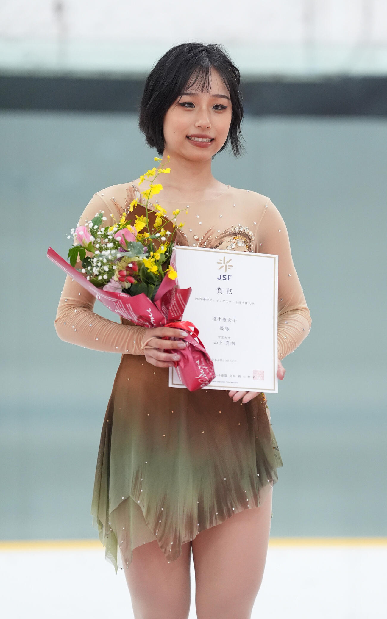 表彰台に立つシニア女子1位の山下真瑚（撮影・森本幸一）