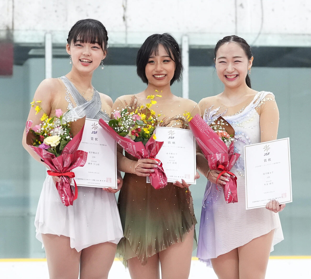 シニア女子左から2位の横井きな結、1位の山下真瑚、3位の松生理乃（撮影・森本幸一）