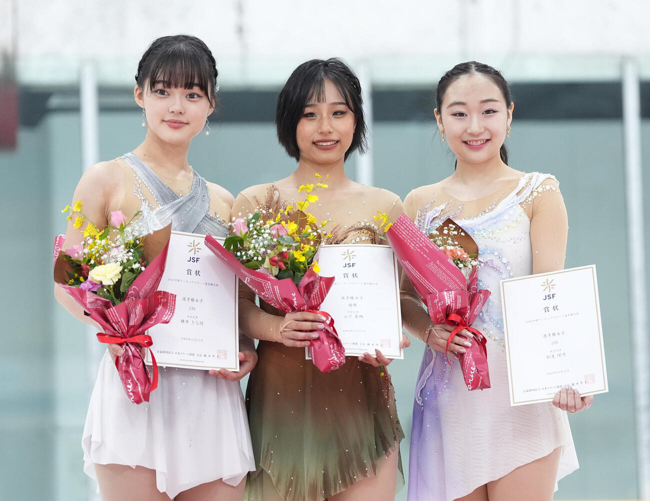 シニア女子左から2位の横井きな結、1位の山下真瑚、3位の松生理乃（撮影・森本幸一）
