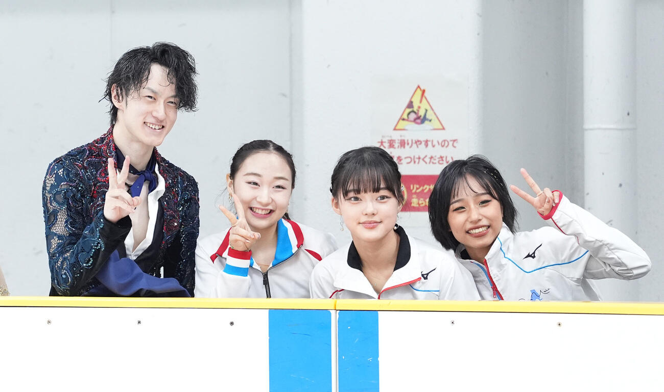 記念撮影に納まる左から山本草太、松生理乃、横井きな結、山下真瑚（撮影・森本幸一）