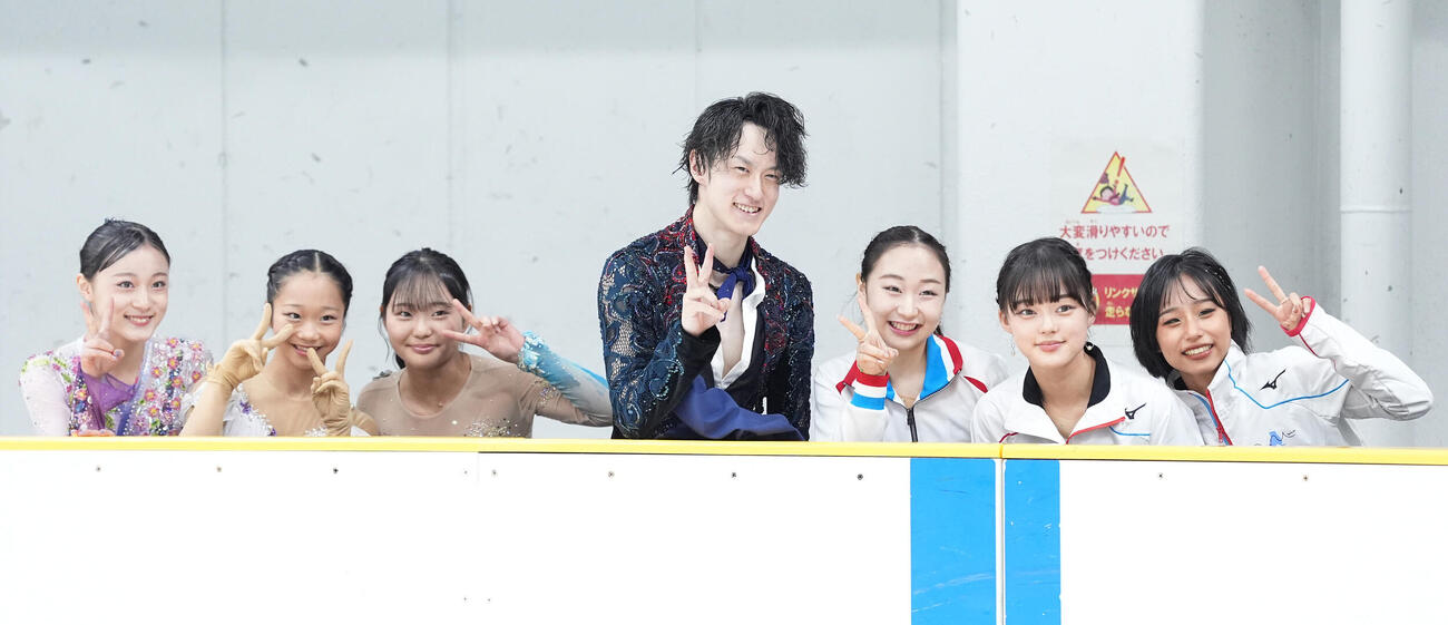 記念撮影に納まる左から森成美、大野友心音、和田薫子、山本草太、松生理乃、横井きな結、山下真瑚（撮影・森本幸一）