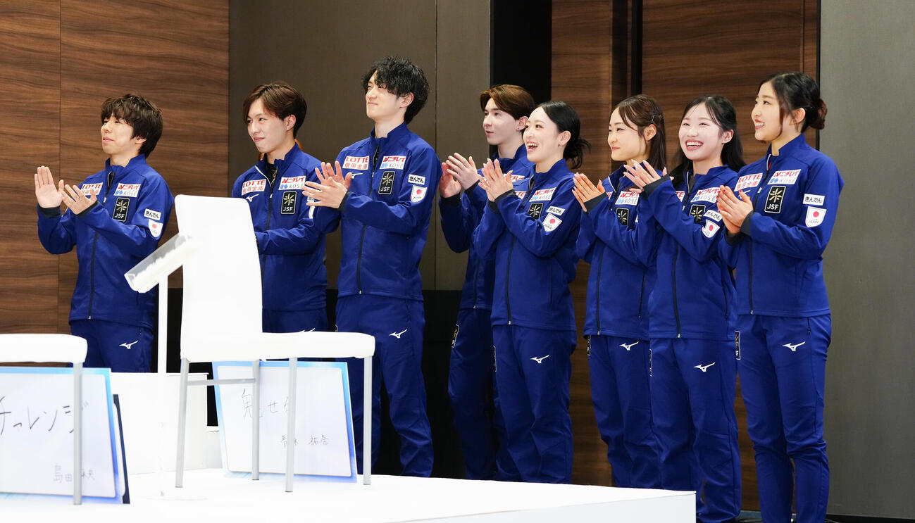 坂本花織さんからのメッセージに拍手する選手たち。左から佐藤駿、三浦佳生、山本草太、中田璃士、青木祐奈、島田麻央、中井亜美、千葉百音（撮影・鈴木みどり）