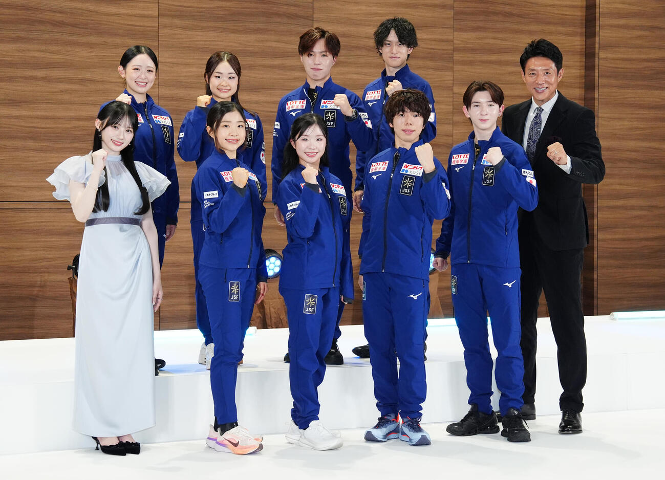 フォトセッションでガッツポーズする選手と乃木坂46川﨑桜（前列左）、松岡修造（同右）。前列左2人目から千葉百音、中井亜美、佐藤駿、中田璃士、後列左から青木祐奈、島田麻央、三浦佳生、山本草太（撮影・鈴木みどり）