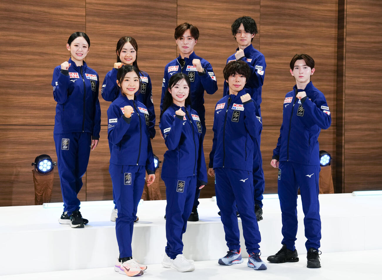 フォトセッションでガッツポーズする選手たち。前列左から千葉百音、中井亜美、佐藤駿、中田璃士、後列左から青木祐奈、島田麻央、三浦佳生、山本草太（撮影・鈴木みどり）