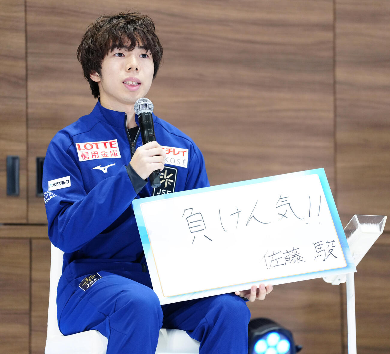 記者会見に臨む佐藤駿（撮影・鈴木みどり）