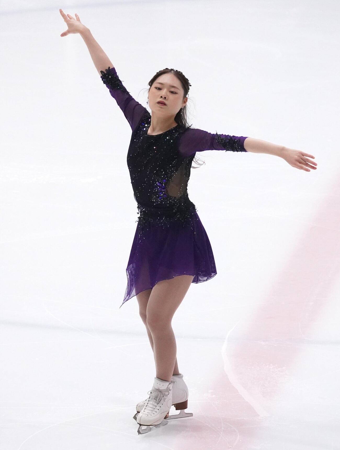 氷上で演技を披露する奥野友莉菜（撮影・栗林真菜）
