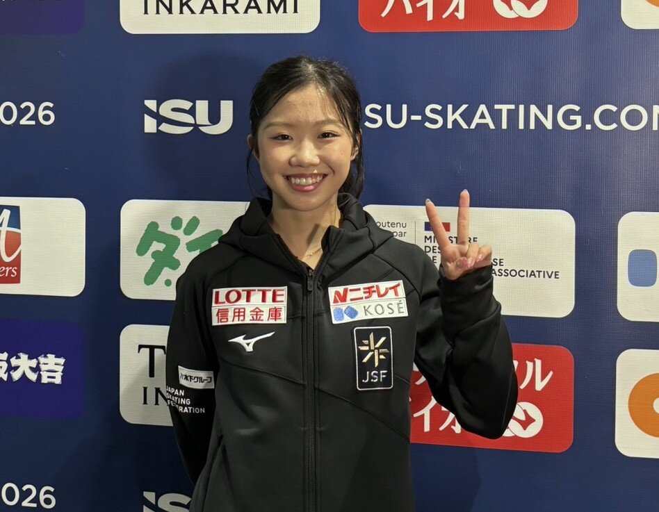 取材エリアでピースをする中井亜美（撮影・松本愛香通信員）