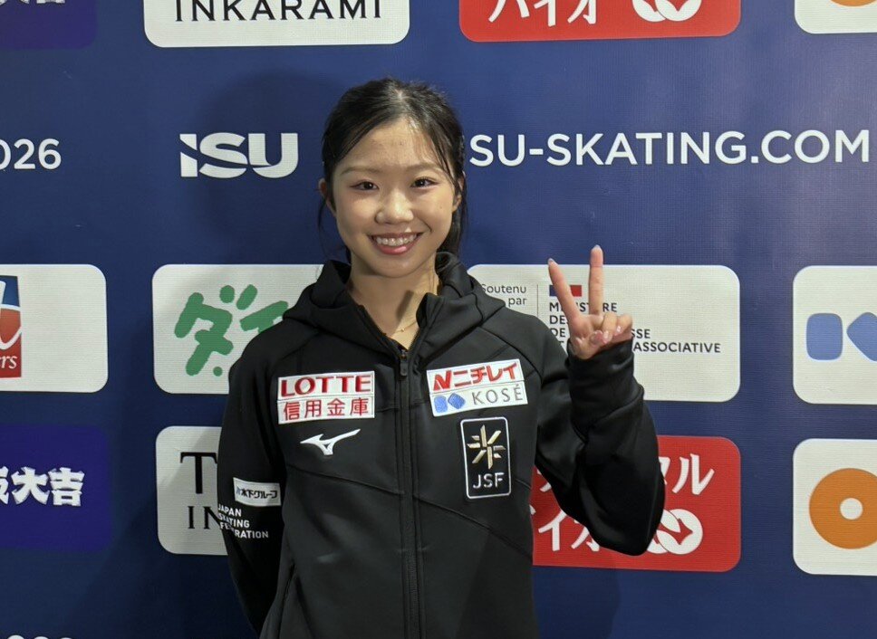 取材エリアでピースをする中井亜美（撮影・松本愛香通信員）