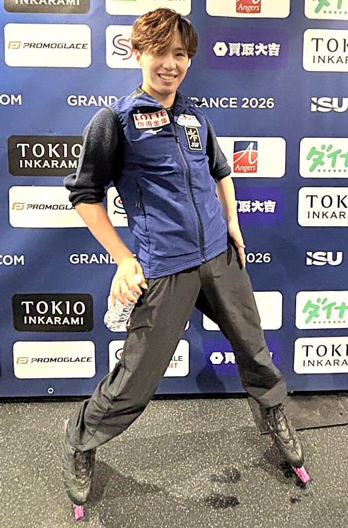 グランプリ（GP）シリーズ第1戦フランス大会の公式練習後に笑顔でポーズを決める三浦佳生（撮影・松本愛香通信員）