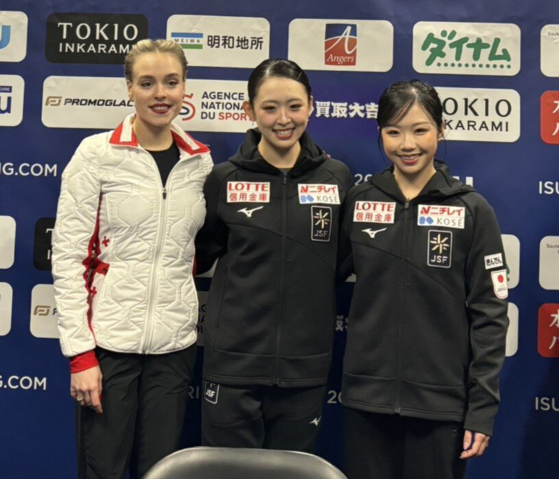 フランス大会女子SPを終えて写真に納まる（左から）グバノワ、青木、中井（撮影・松本愛香通信員）