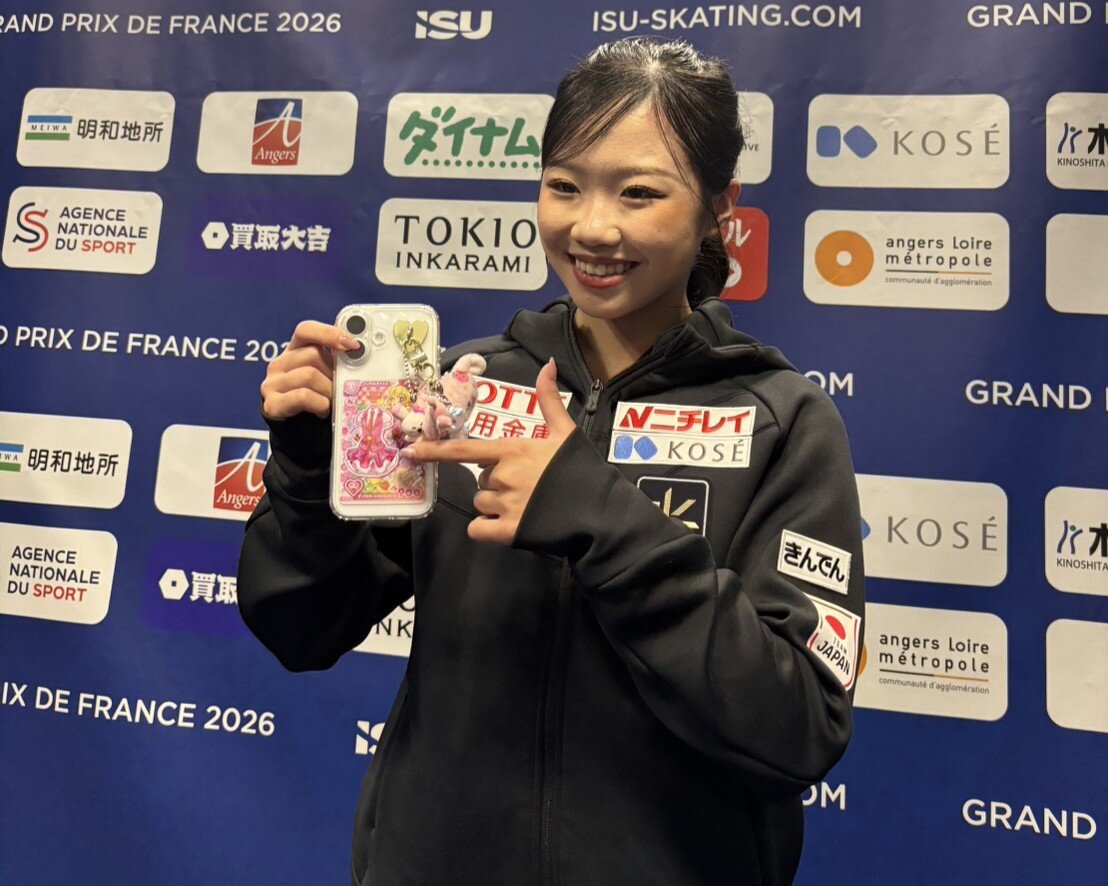 ゲームセンターで入手したカードを自慢する中井（撮影・松本愛香通信員）