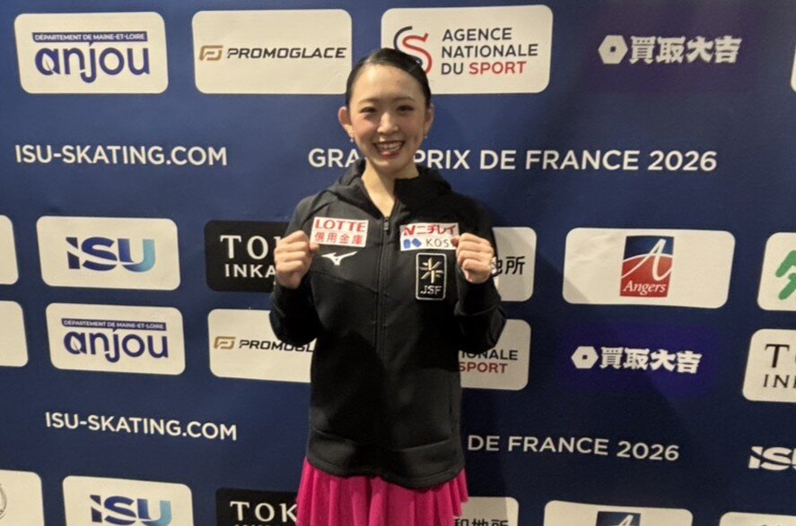 女子ショートプログラム後、取材に応じた青木祐奈
