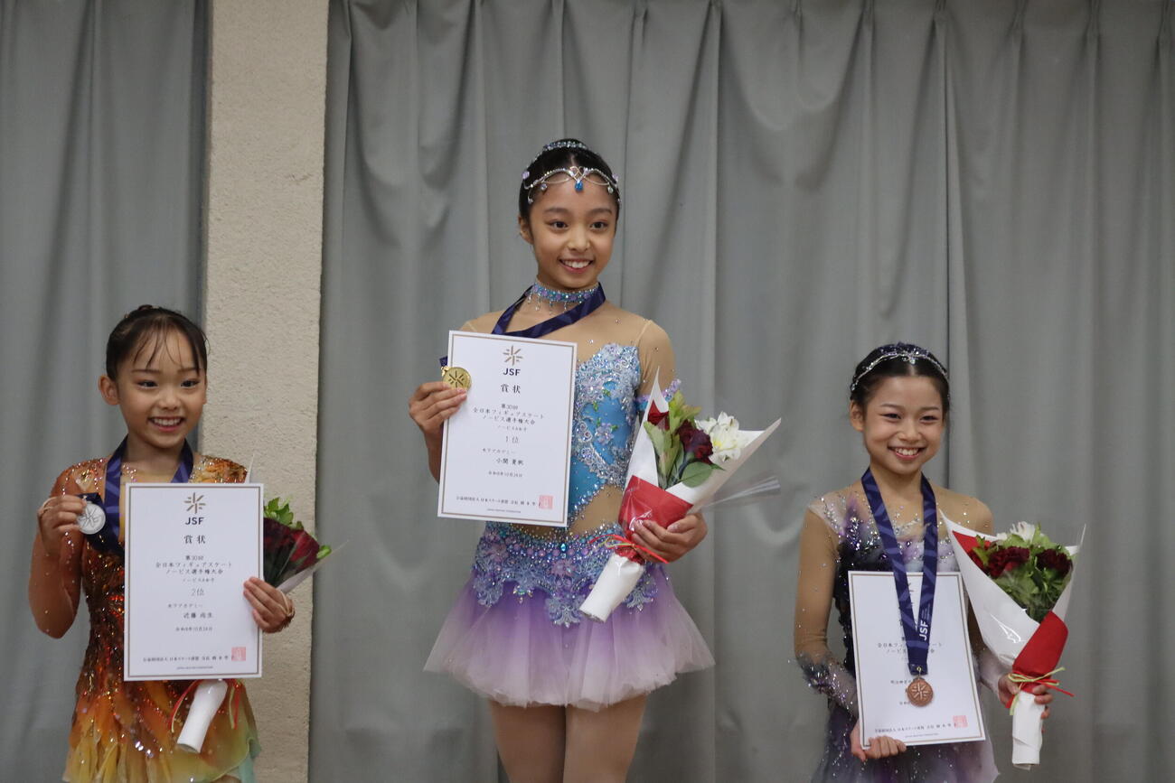 ノービスA女子で優勝した小関夏帆（中央)。左は2位近藤尚生、右は3位越智菜波