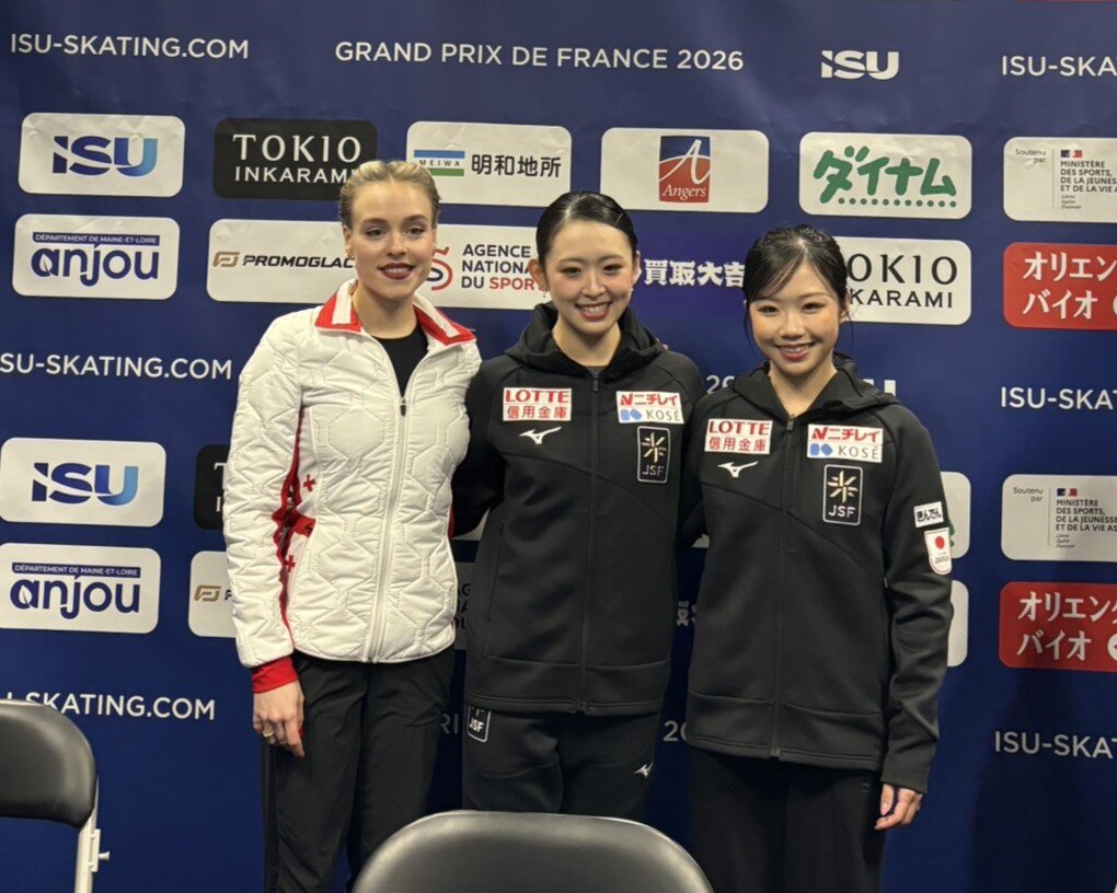 フランス大会女子SPを終えて写真に納まる（左から）グバノワ、青木、中井（撮影・松本愛香通信員）
