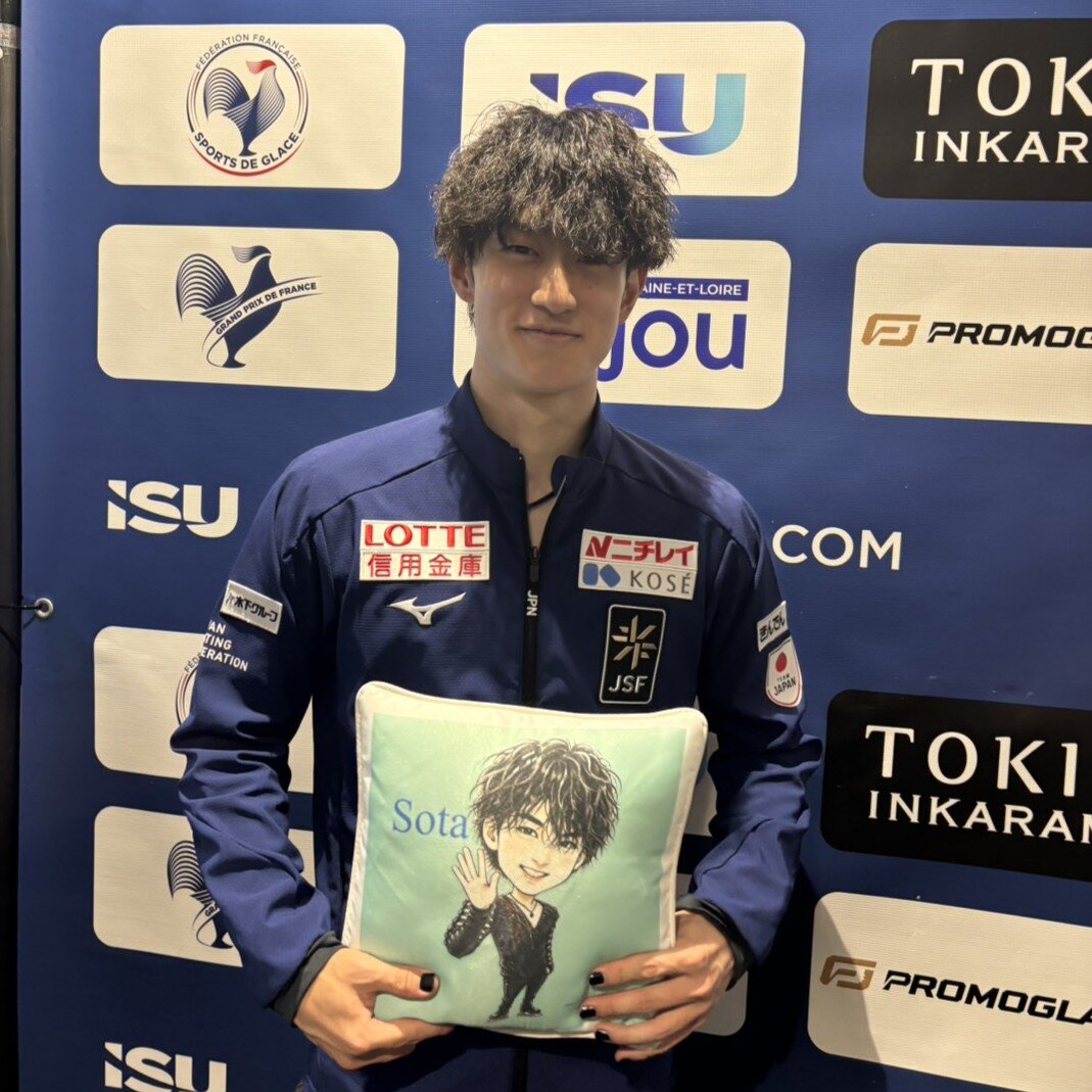 フランス杯男子SP後に写真に納まる山本草太（撮影・松本愛香通信員）