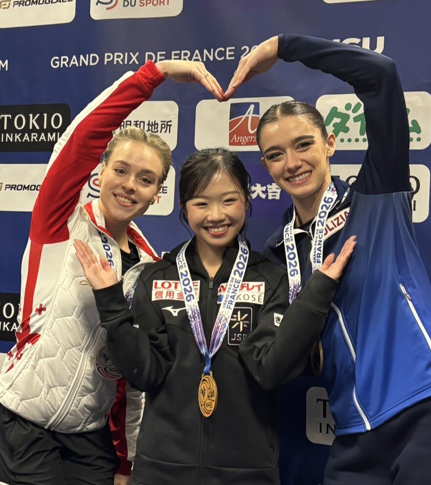 GPシリーズ・フランス杯のメダリスト会見で笑顔を見せる中井亜美。左は2位のアナスタシア・グバノワ、右は3位のララ・ナキ・グッドマン（撮影・松本愛香）
